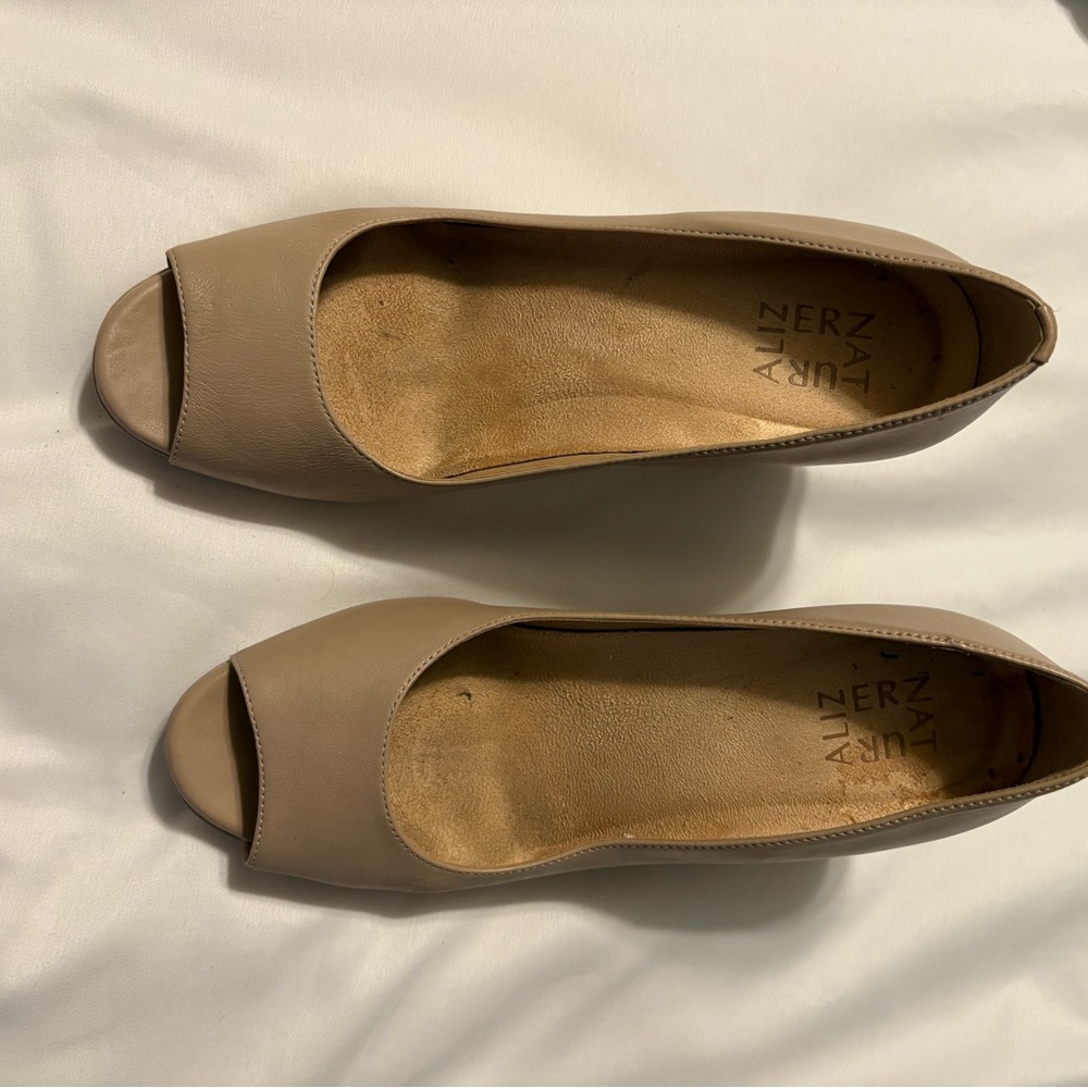 Naturalizer Women's Beige Peep Toe Flats